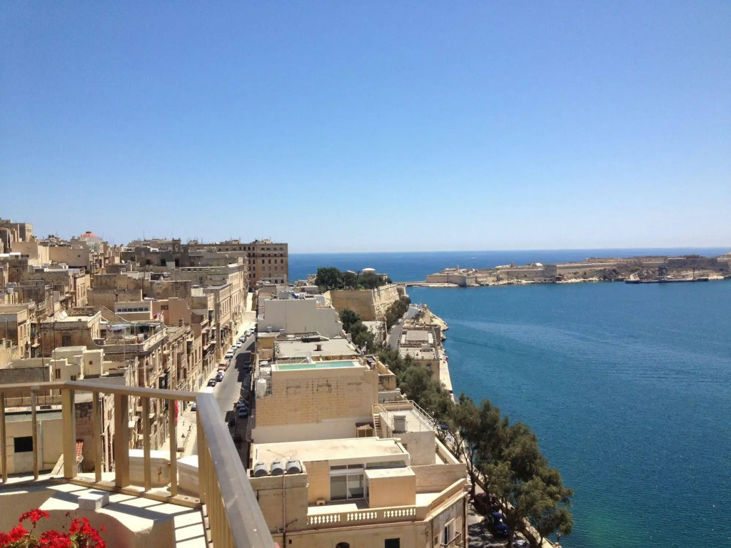 Grand Harbour Hotel