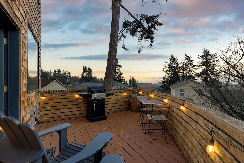 Deck Views, Fire Pit, Pool, 3 Mins to Beach Madrona Tree Retreat by Avantstay