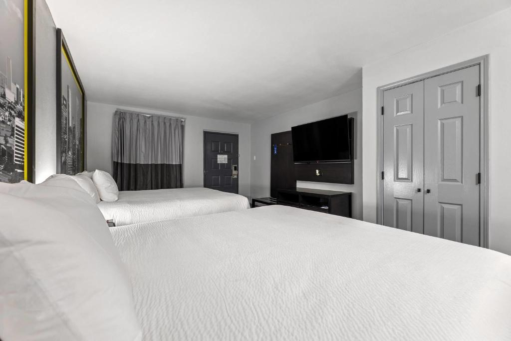 Super 8 by Wyndham Texas City - Galveston Area