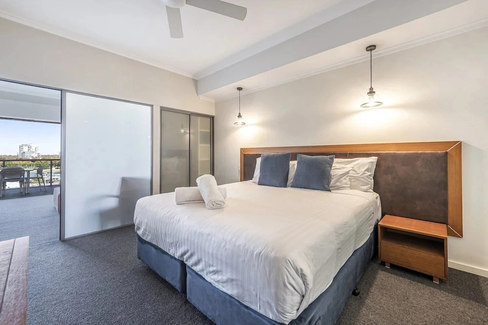 Coastal Studio City & Ocean Views, Walk to Beach