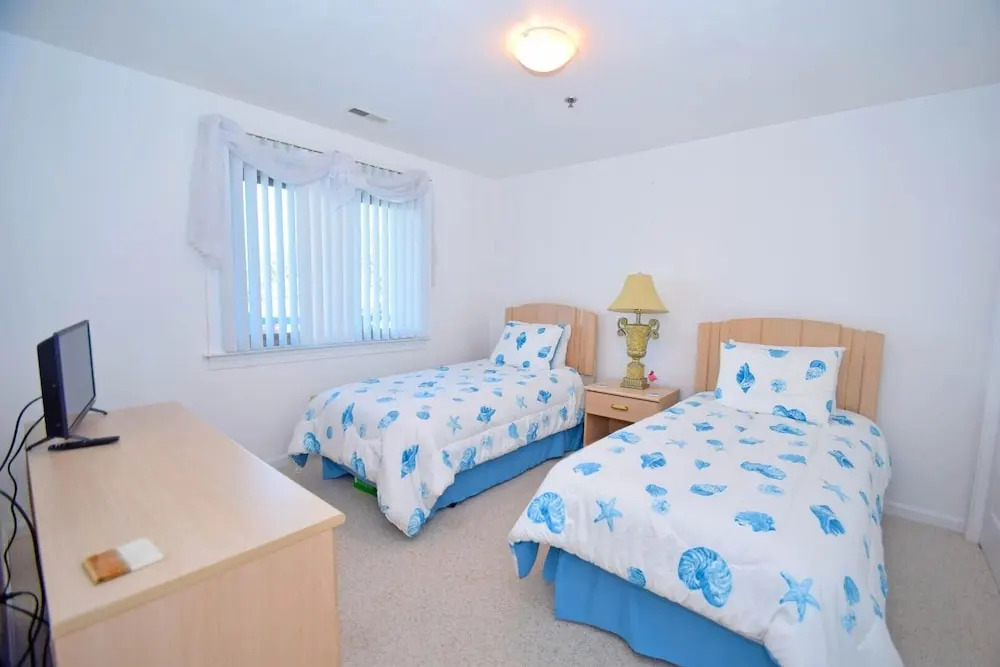 Harbour Club G7 2 Bedroom Condo by RedAwning