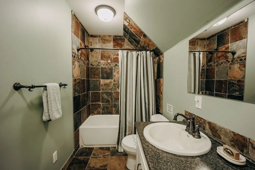 22mbr - Wi-fi - Fireplace - Pets Ok - Sleeps 8 4 Bedroom Cabin by Redawning