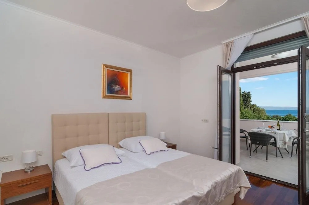 Luxury Rooms Near the Beach1