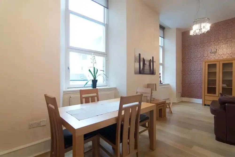 Elegant & Spacious 2 Bedroom Apt