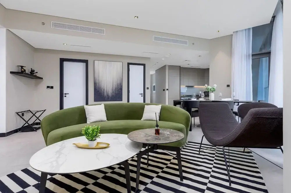 Waves - Elegant Waterfront Living in Dubais Business Bay