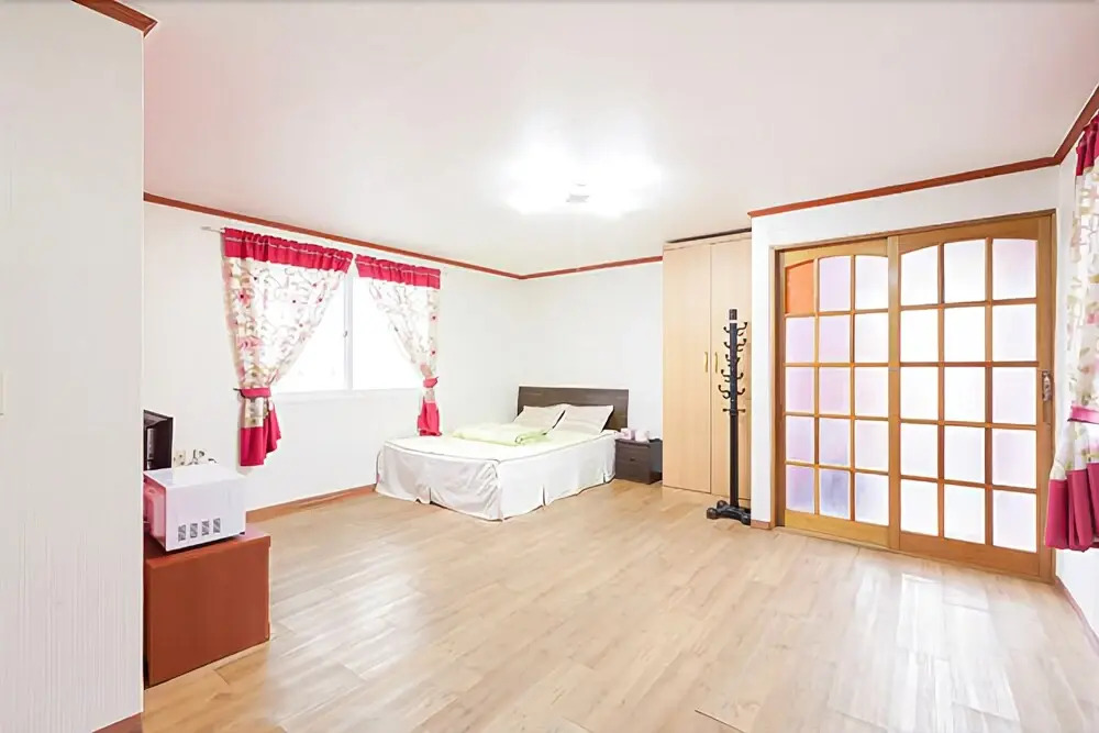 Hoengseong White House Pension