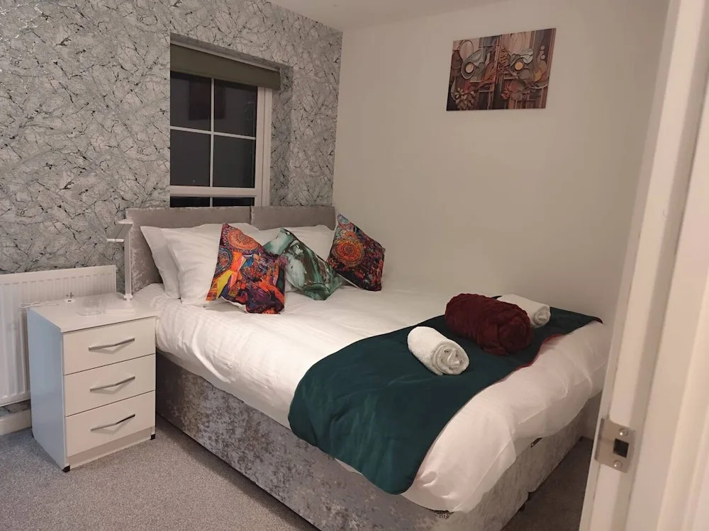 Spacious Home for Groups Sleeps 8