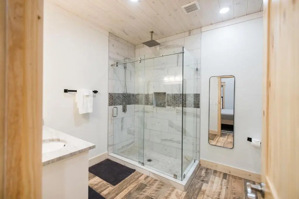 Brand New! Love On The Weekend! 3 Bdrm, 3 and a half Bth, Hot Tub, 2 Fireplaces