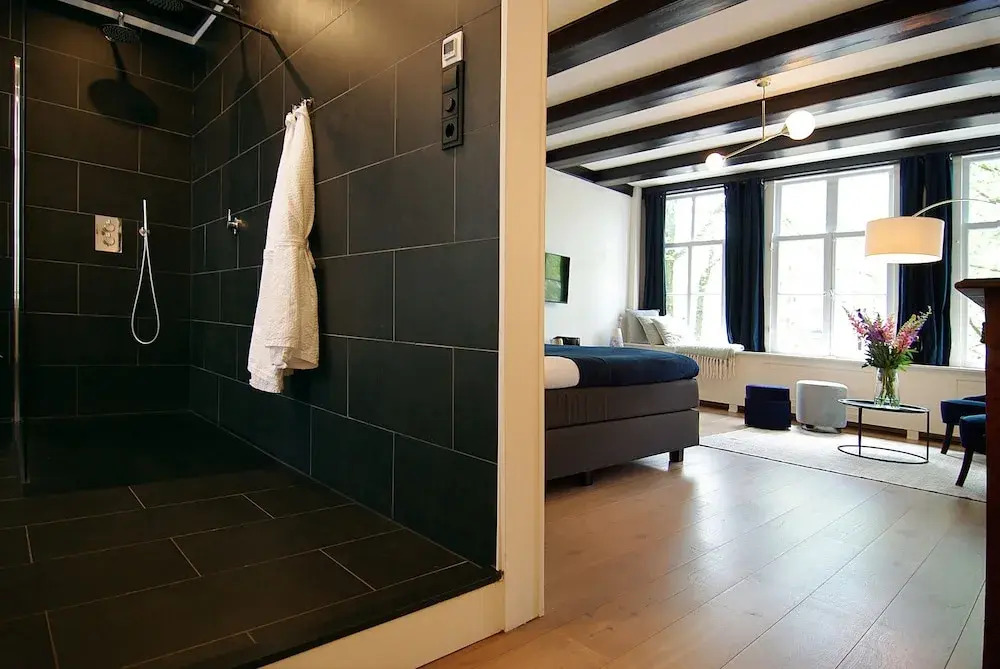 1637: Historic Canal View Suites