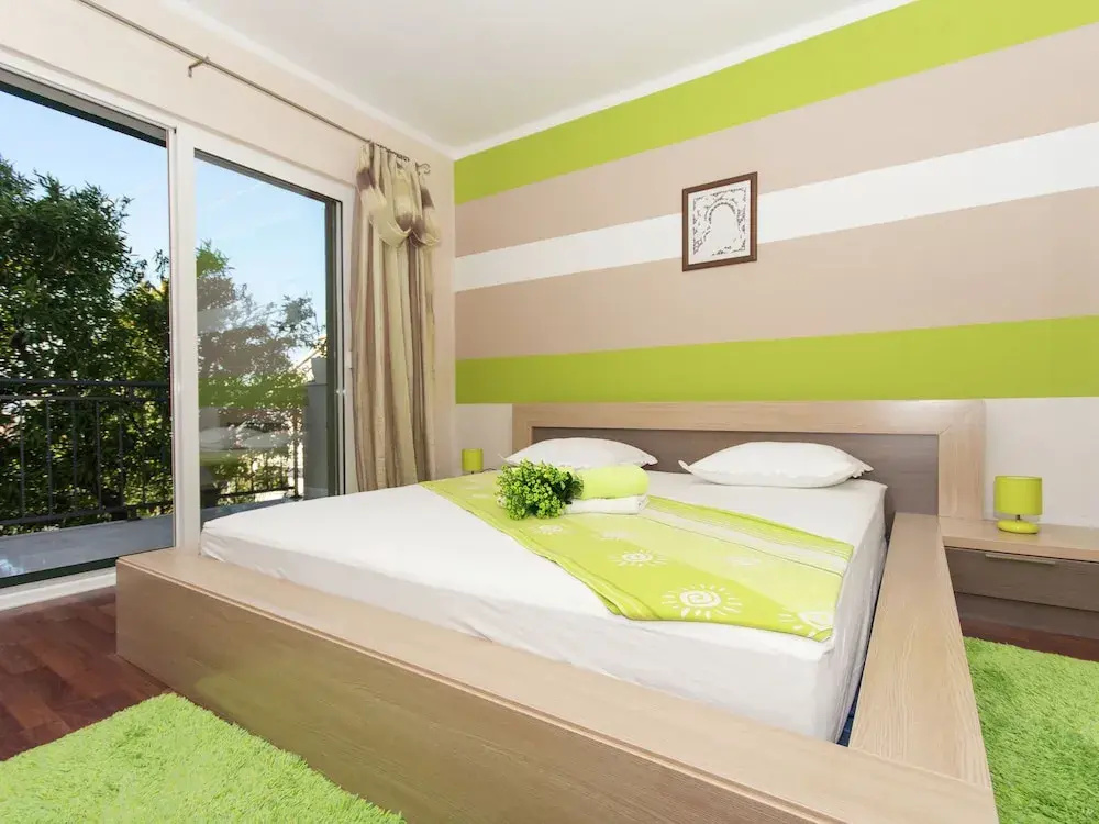 Delightful, three-bedrooms, terrace & outdoor dining area, close to the beach