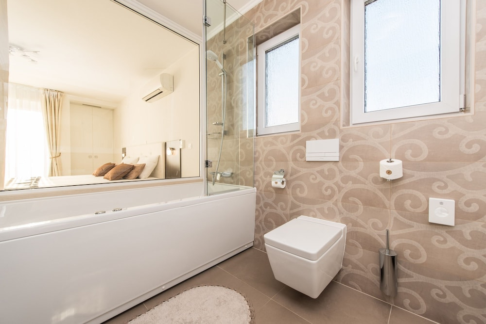 Sargas Suite 6 With City View