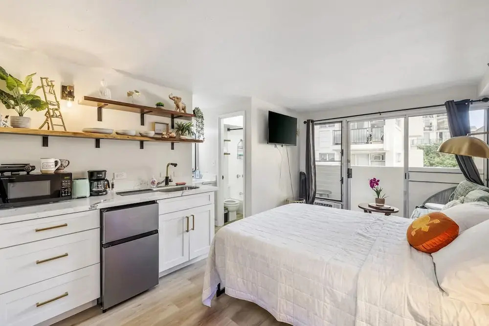 Bright Cozy Condo Unit With Balcony