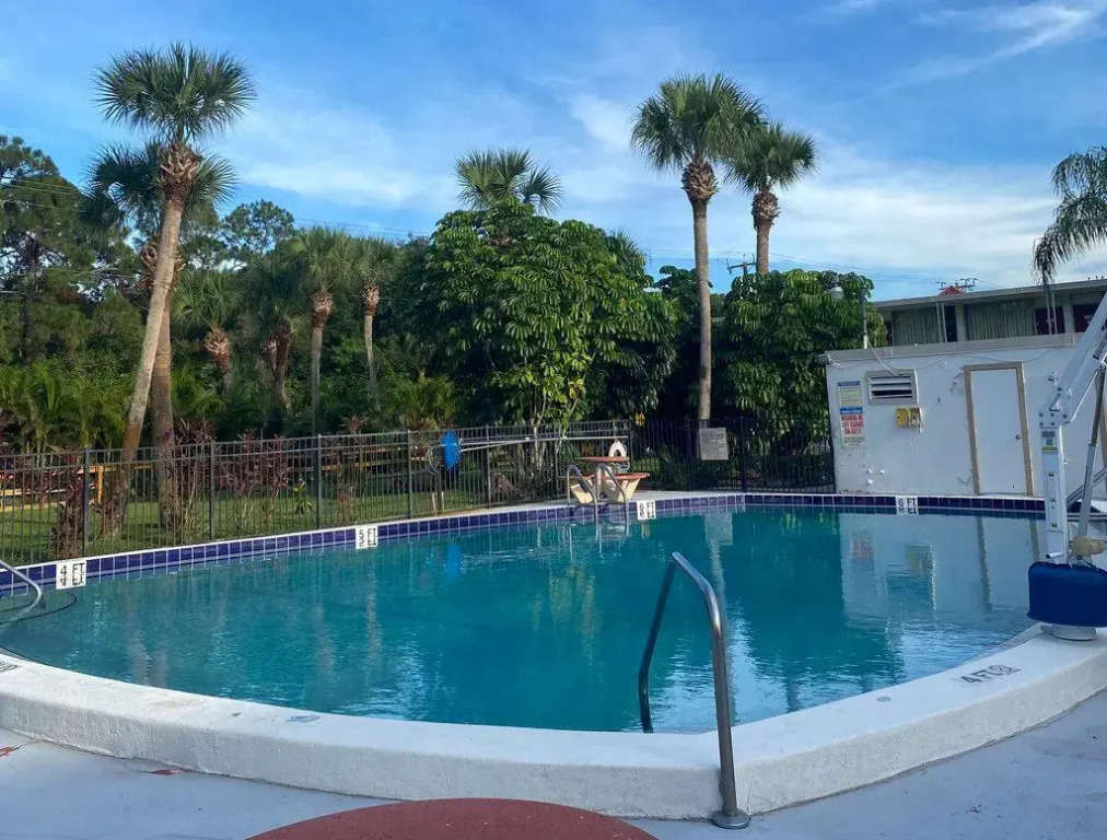 HomeTowne Studios by Red Roof Vero Beach - I-95