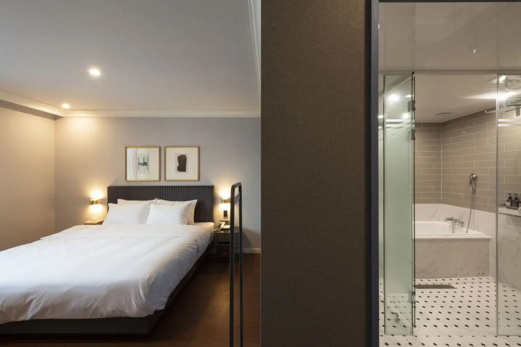 Brown-Dot Hotel Gupo