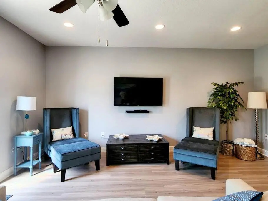 Luxurious 3br 2.5ba Townhome w/ community pool- sleeps 6