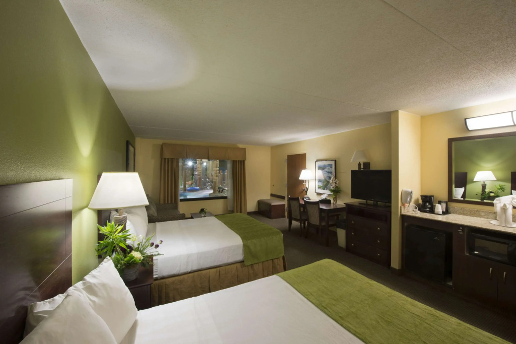 Edgewater Hotel & Waterpark