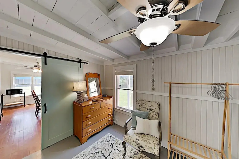 Charming Downtown Getaway W/ Spacious Interior 2 Bedroom Home