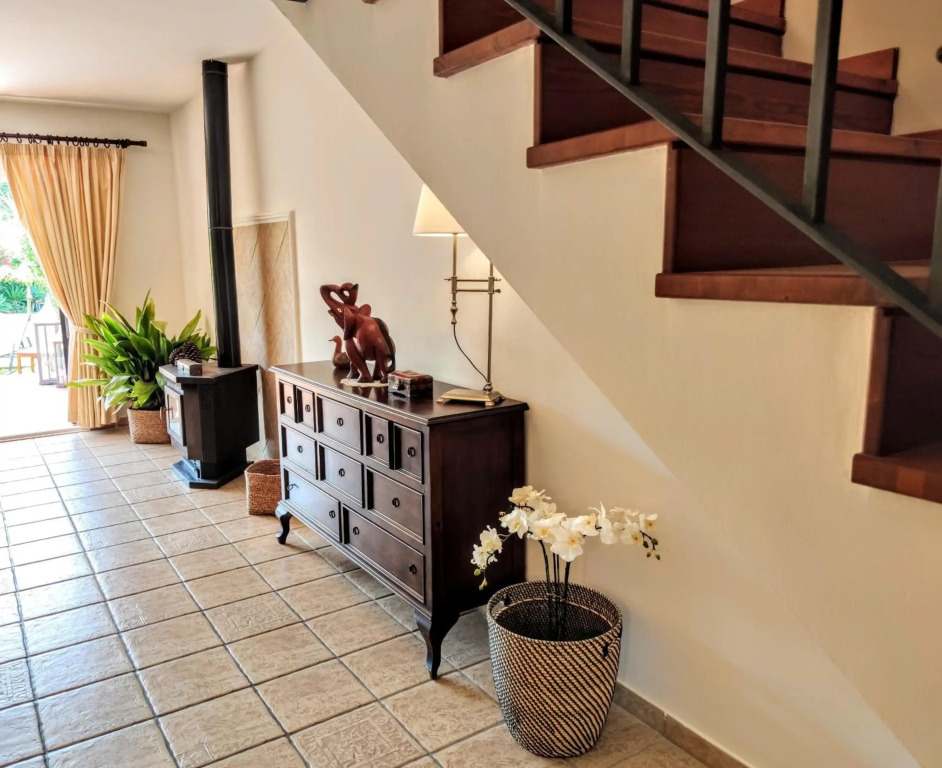 BEACHFRONT Spacious House with Pools, Bathtubs, Garden, Sea View