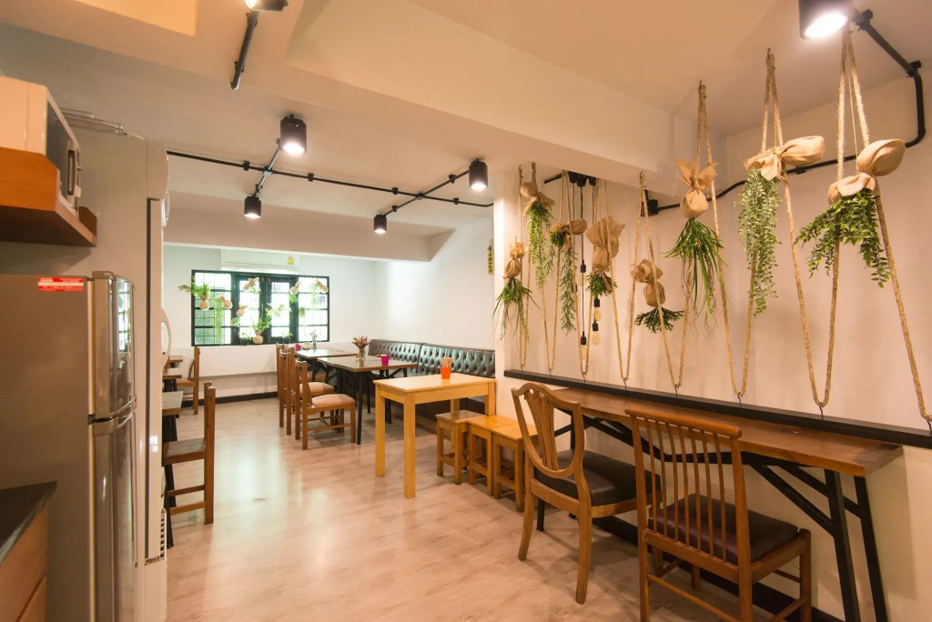 Barn & Bed Hostel at BTS Phrom Phong