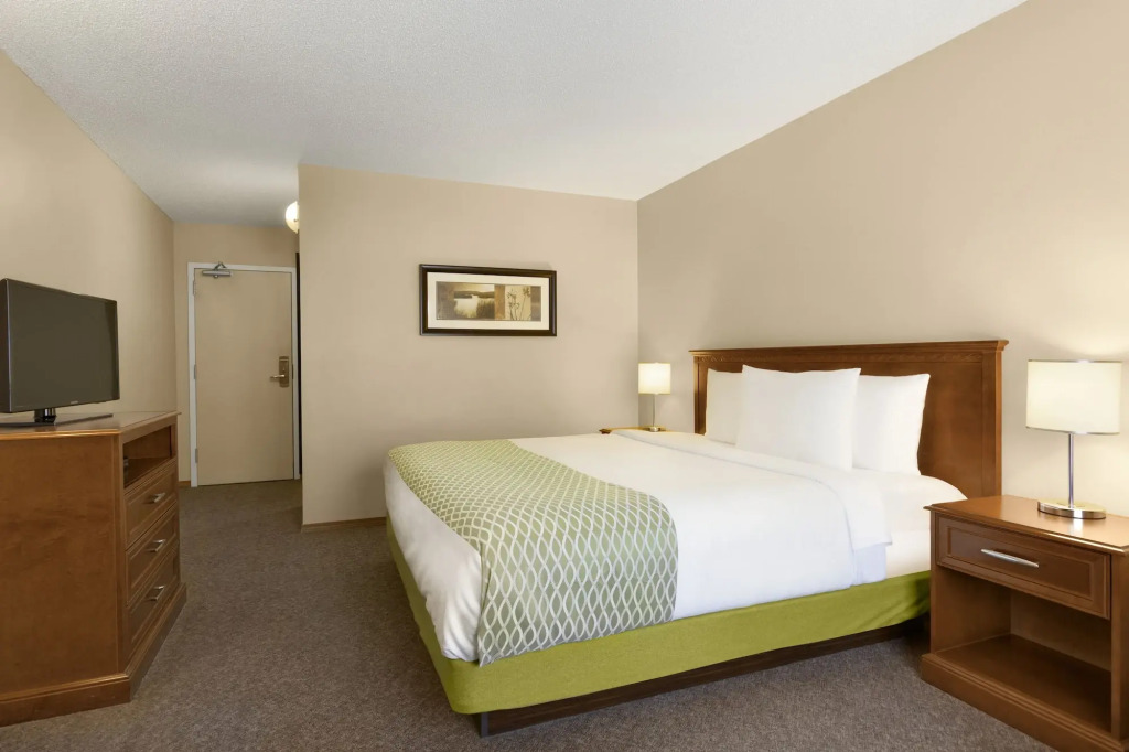 Colonial Square Inn & Suites