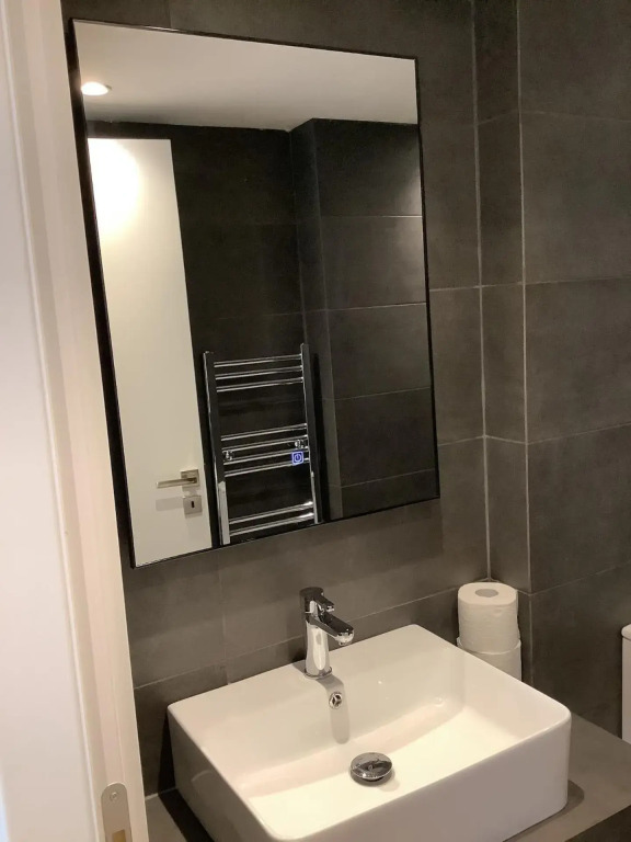 Sunny new lovely apartment 60 meters from the metro