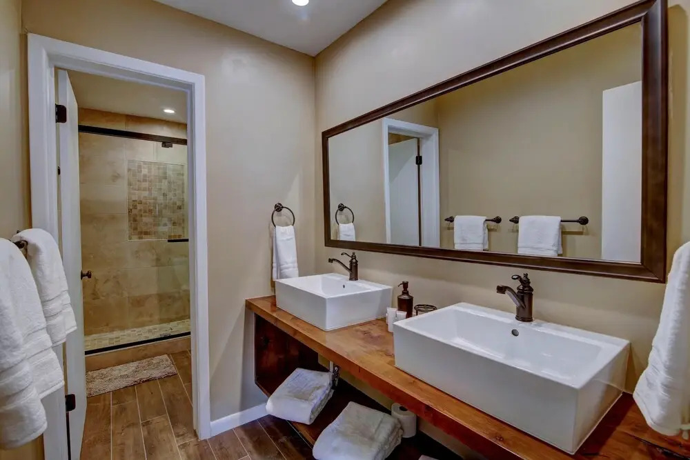 Spacious Condo - Walk to Shuttle