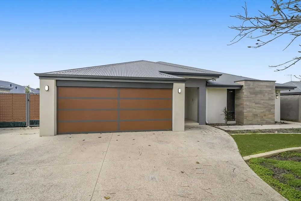 Spacious 4-bed House With Outdoor Area