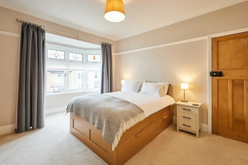 Host Stay Bristol Avenue