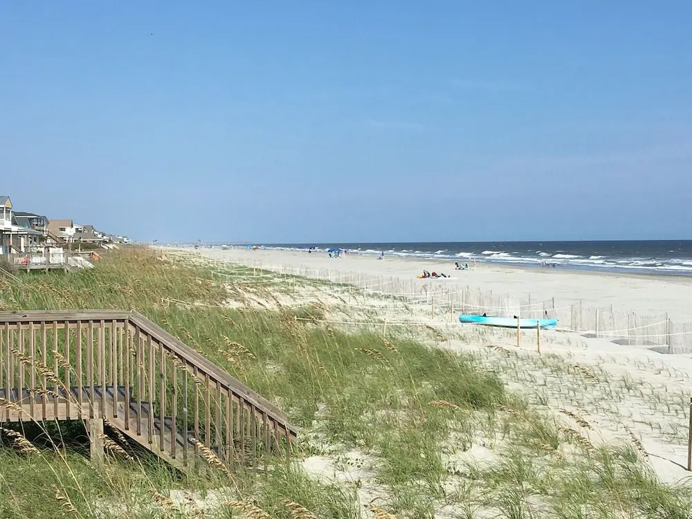 Tailslide Inn 4 Bedroom Home by RedAwning