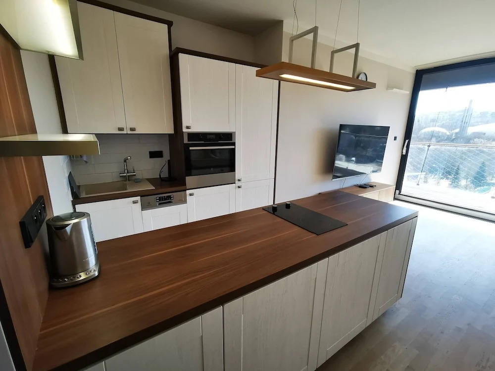 Free Parking Modern Smichov Apt Large Balcony, 10 Minutes Metro to Central