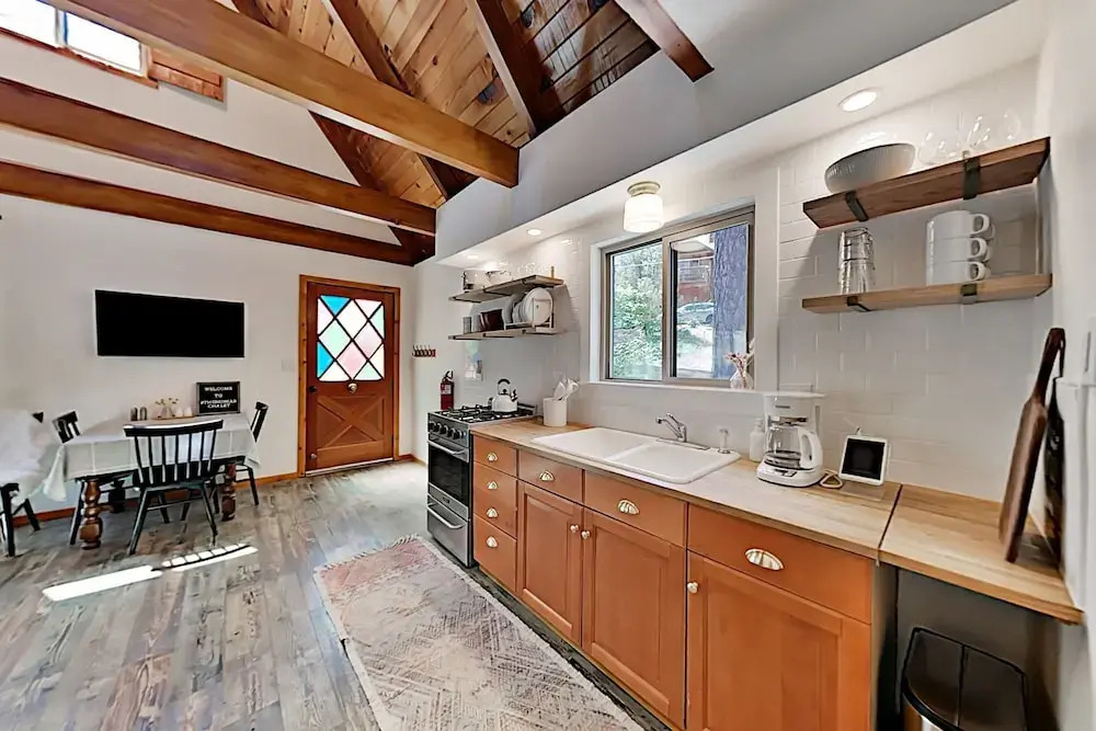 Classic Hideaway In Moonridge - Pool & Deck 2 Bedroom Home