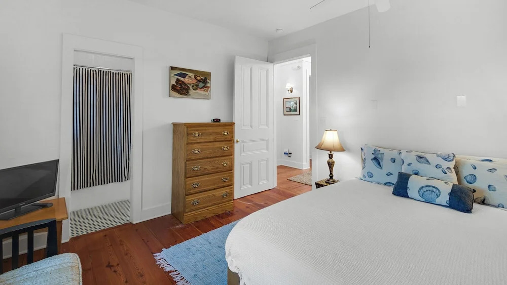 Old Seagrove Next to Seaside- Quiet Area & Vintage Charm, Backs to Canal