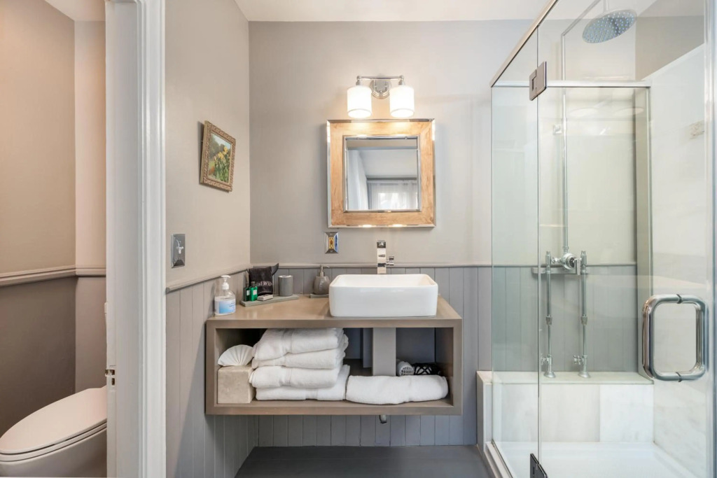 Nantucket Whale Inn, Half Moon Bay