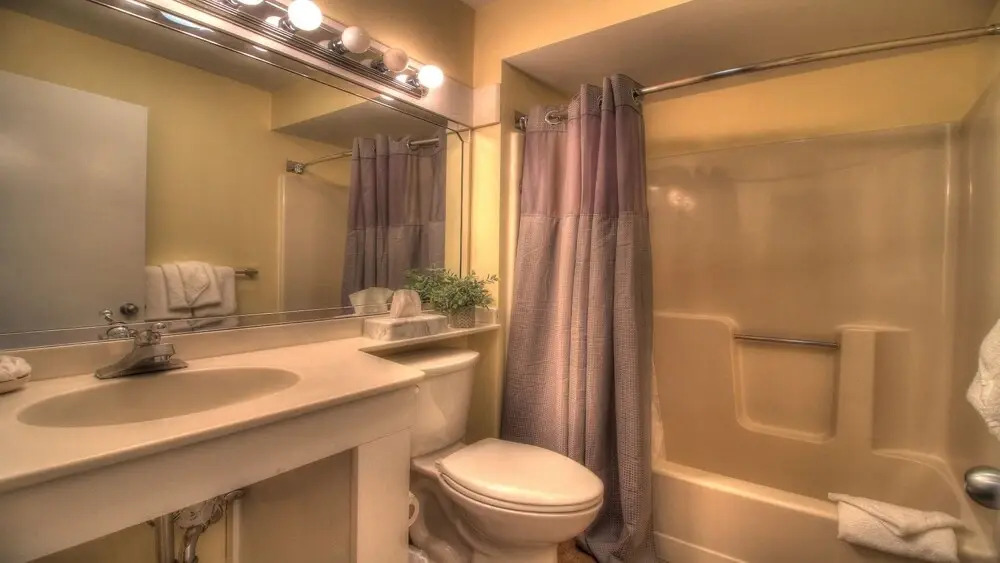Kcis 342 - Renovated Two Room Condo Suite, Close To Mountain!