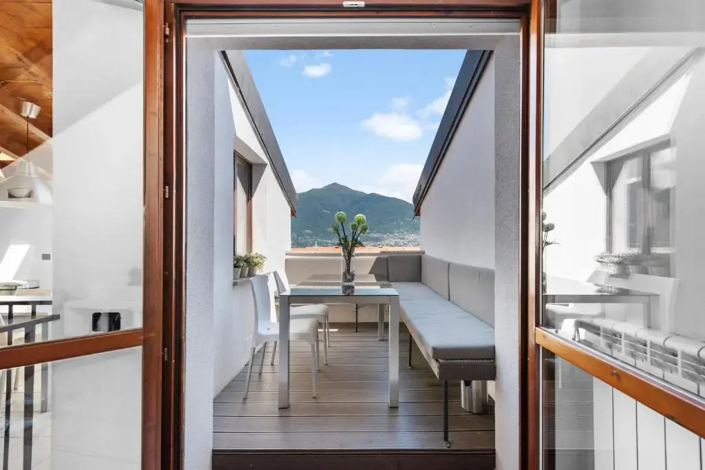 CasaCamelia 35, 3 BDRM with view Lake Como