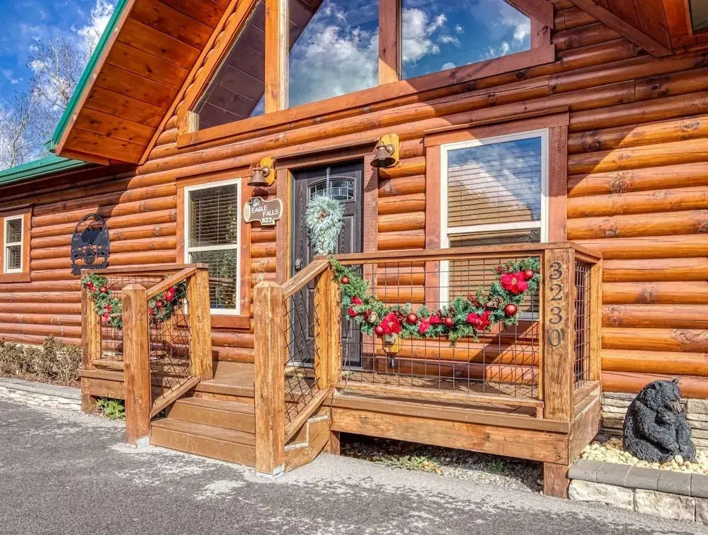 ERN823 - EAGLE FALLS - GREAT LOCATION WITH PRIVATE HEATED INDOOR POOL! CLOSE TO TOWN! cabin