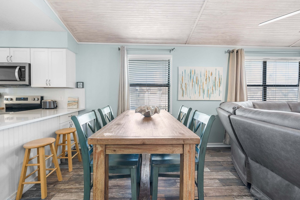 Lani Kai 230 Gulf Coast Condo. Walk to Beach + Pools + Balcony Views!