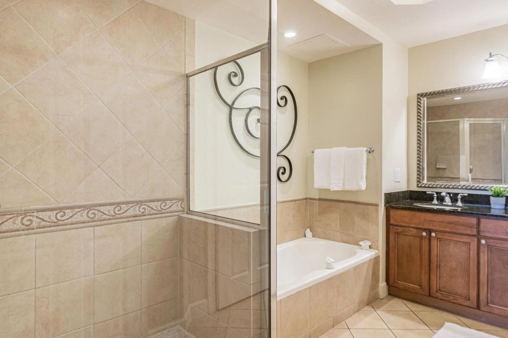 A DISNEY REUNION! 5 Heated Pools, New, Near Dis, Sleeps 8