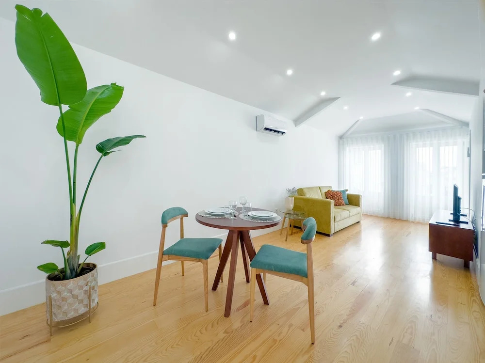 Vibrant Host -Bonfim