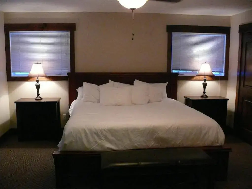 River to Peaks Inn