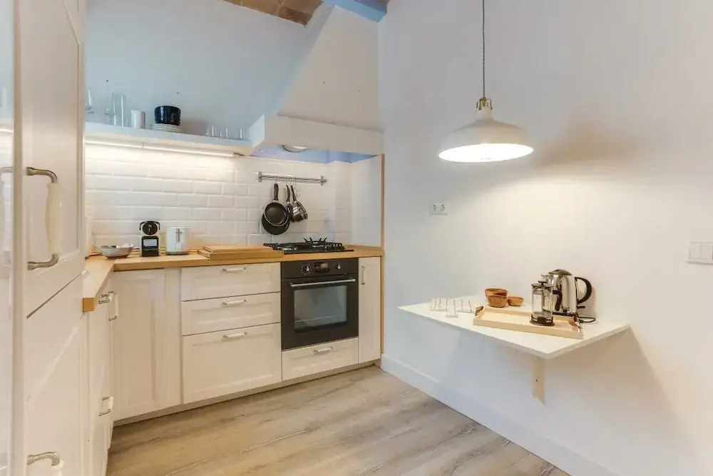 Bright 2 Bed Easily Connected to the Center