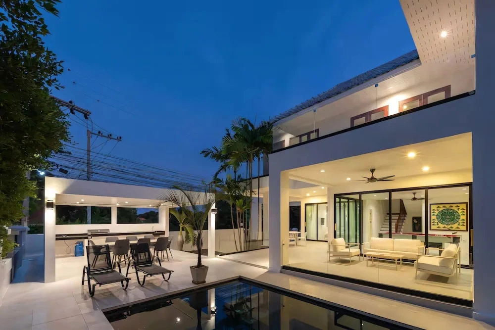 Grand Hill Mansion