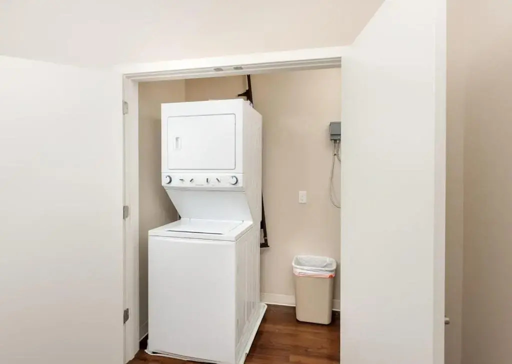 2BR Lux Apartment With Rooftop Deck, Gym & Parking