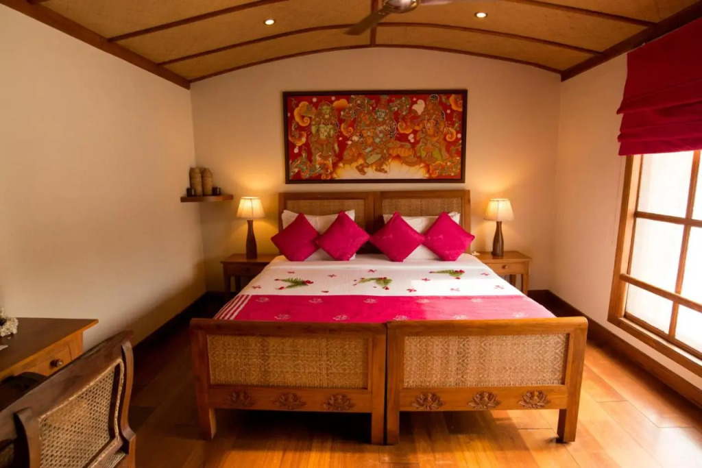 The Lotus - Houseboat