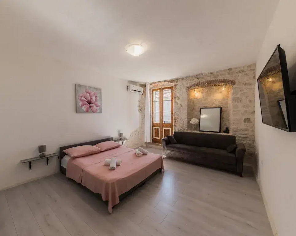 Spacious seafront apartments Karlo