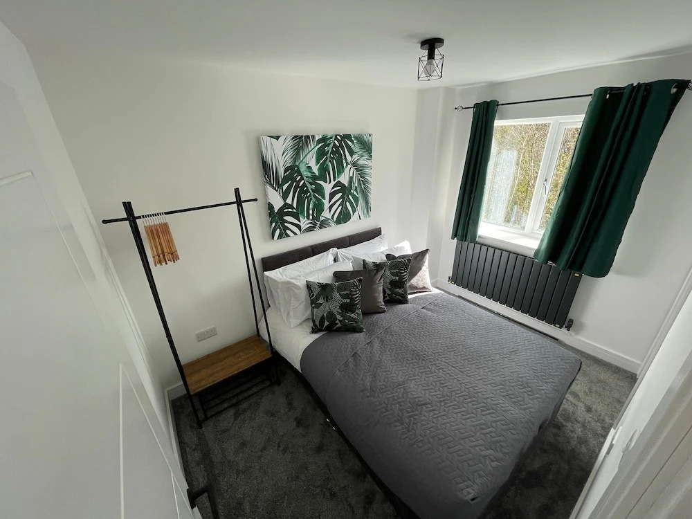 Brand New High Spec House with Parking & Wi-Fi By Home Away From Home - A