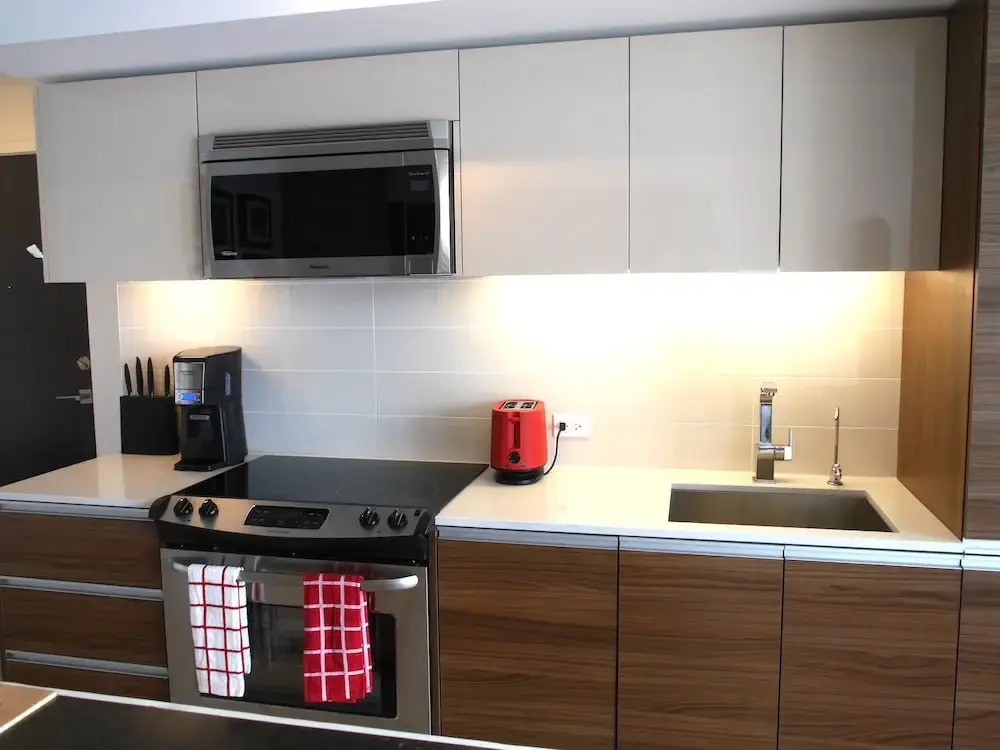 Luxury 2BR Condo in Popular Queen West