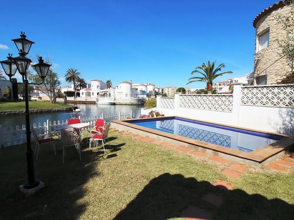 Majestic Holiday Home in Empuriabrava With Private Swimming Pool, Garden and Mooring
