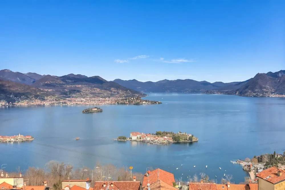 Lake View Terrace Over The Borromean Isla