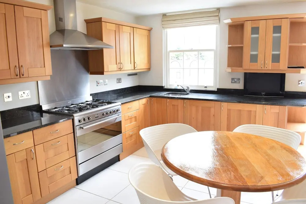 5 Bedroom House With Riverside View
